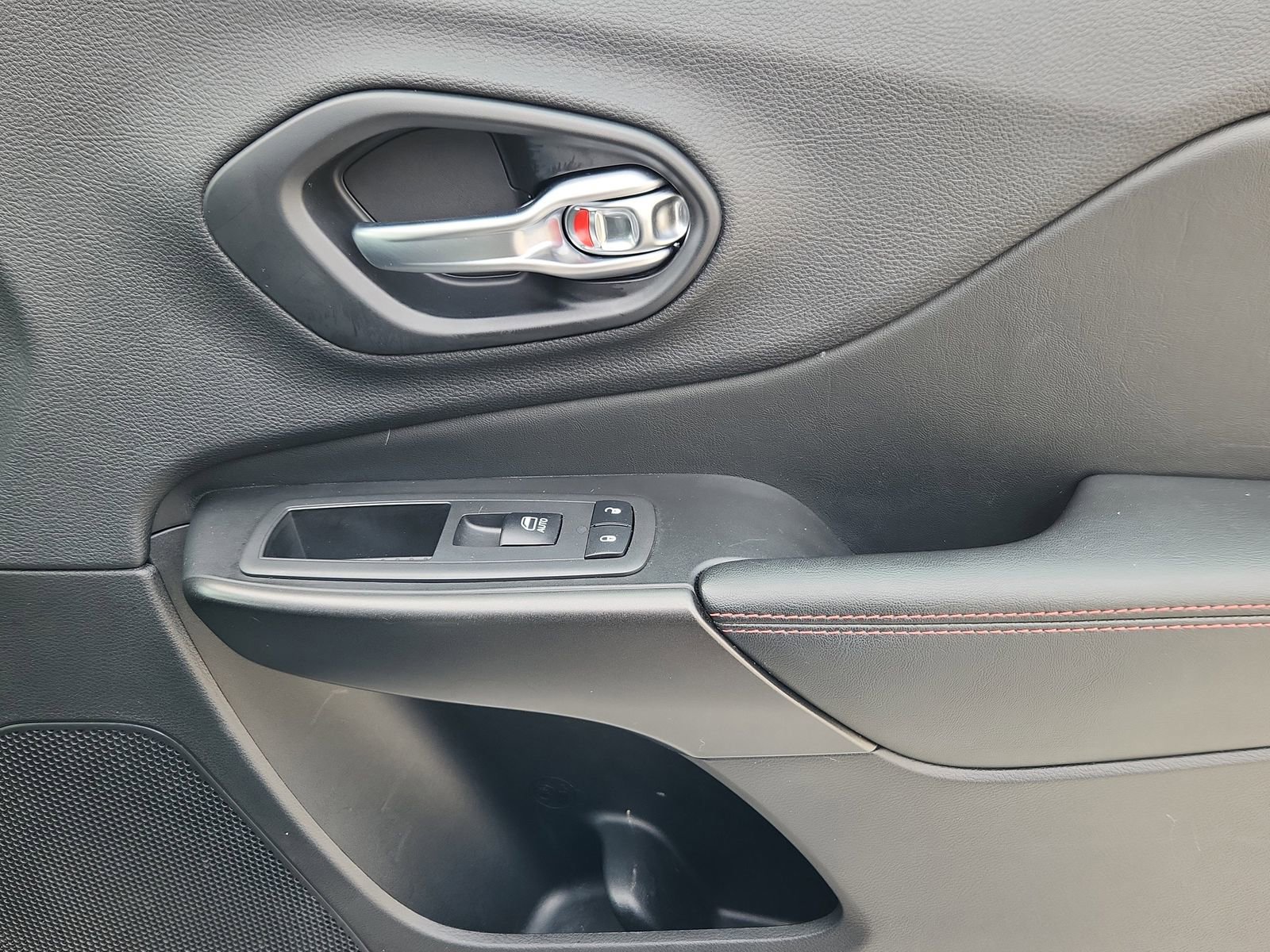 Used 2019 Jeep Cherokee Trailhawk w/ Comfort/Convenience Group AWD/4WD image 16