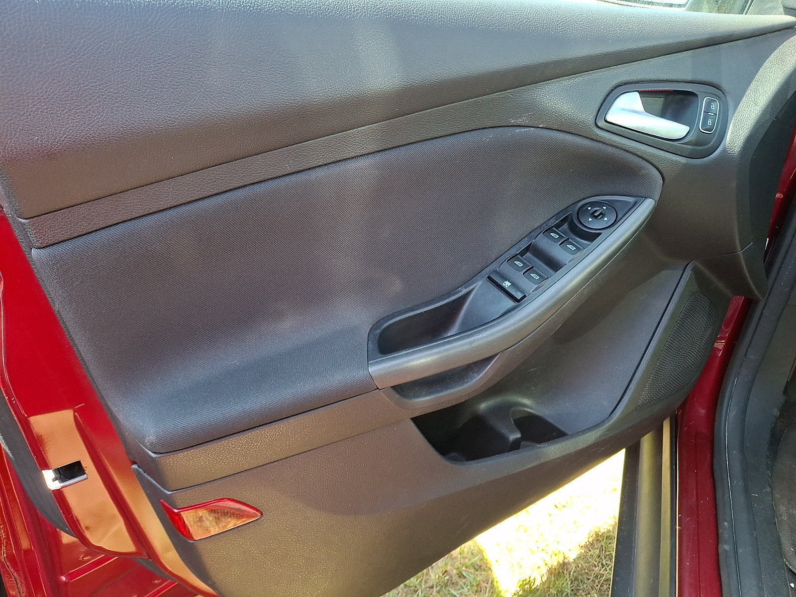 Used 2016 Ford Focus SE w/ Equipment Group 201A FWD image 12