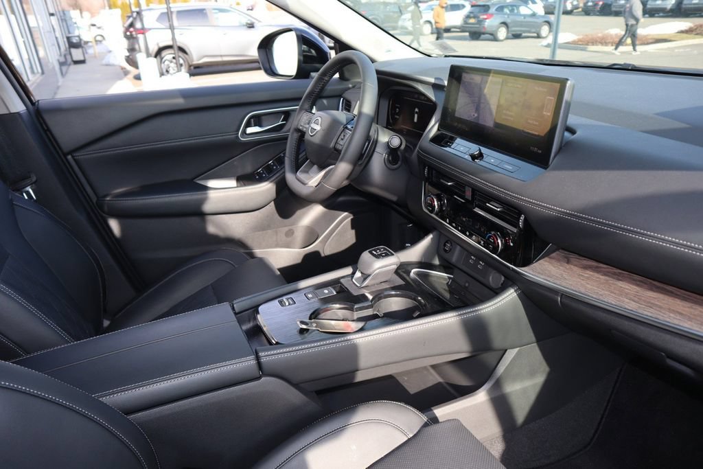 Certified 2025 Nissan Rogue Platinum FWD image 23