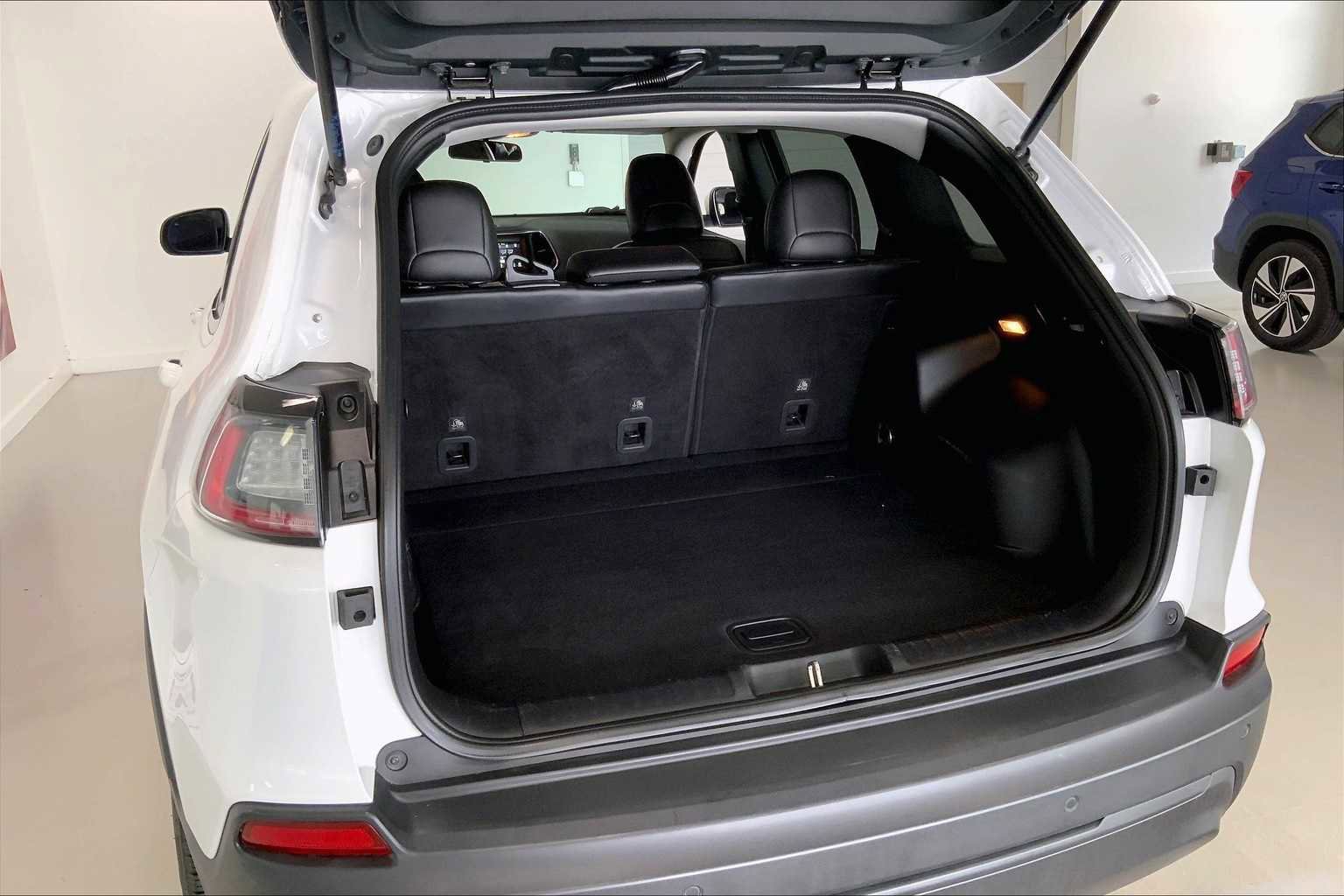 Used 2019 Jeep Cherokee Latitude Plus w/ Cold Weather Group image 17