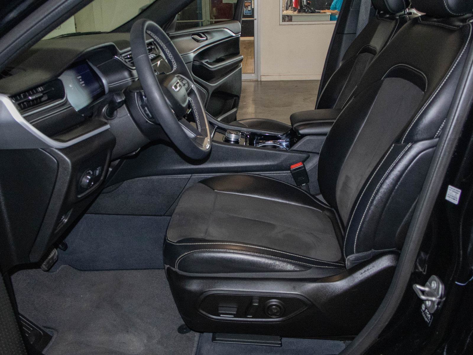 Used 2023 Jeep Grand Cherokee L Laredo AWD/4WD image 7