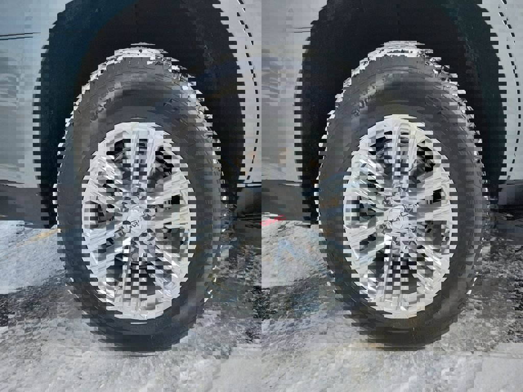 Used 2024 GMC Yukon SLT w/ SLT Luxury Package image 5