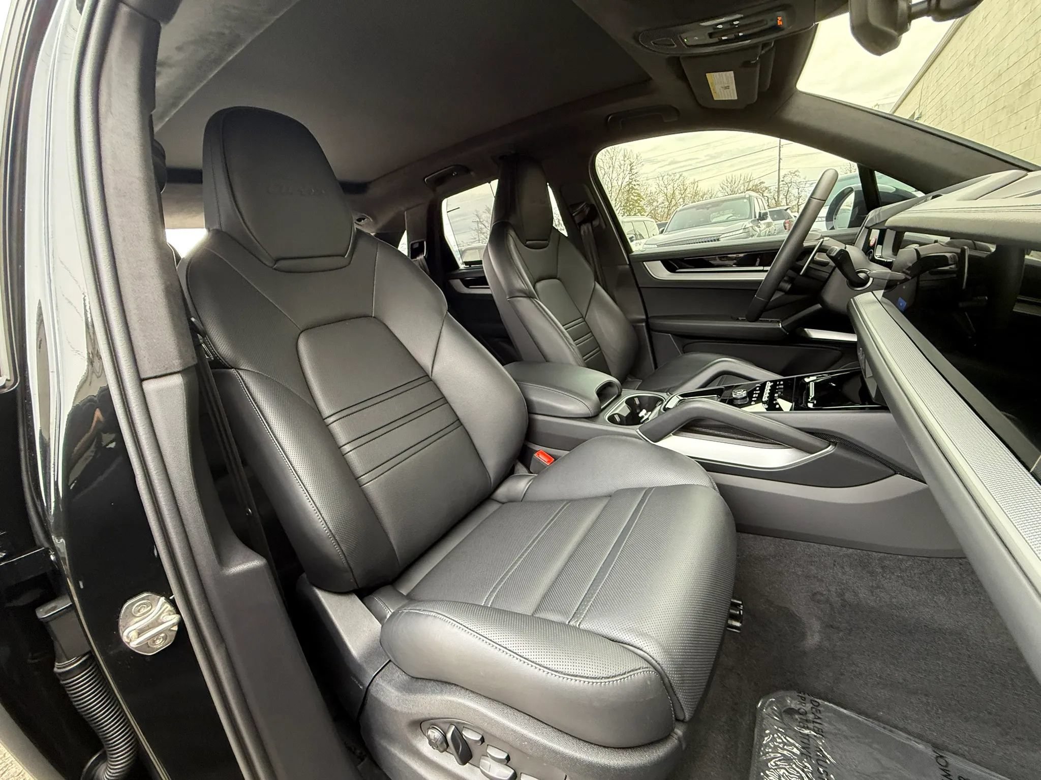 Used 2024 Porsche Cayenne Turbo AWD/4WD image 51
