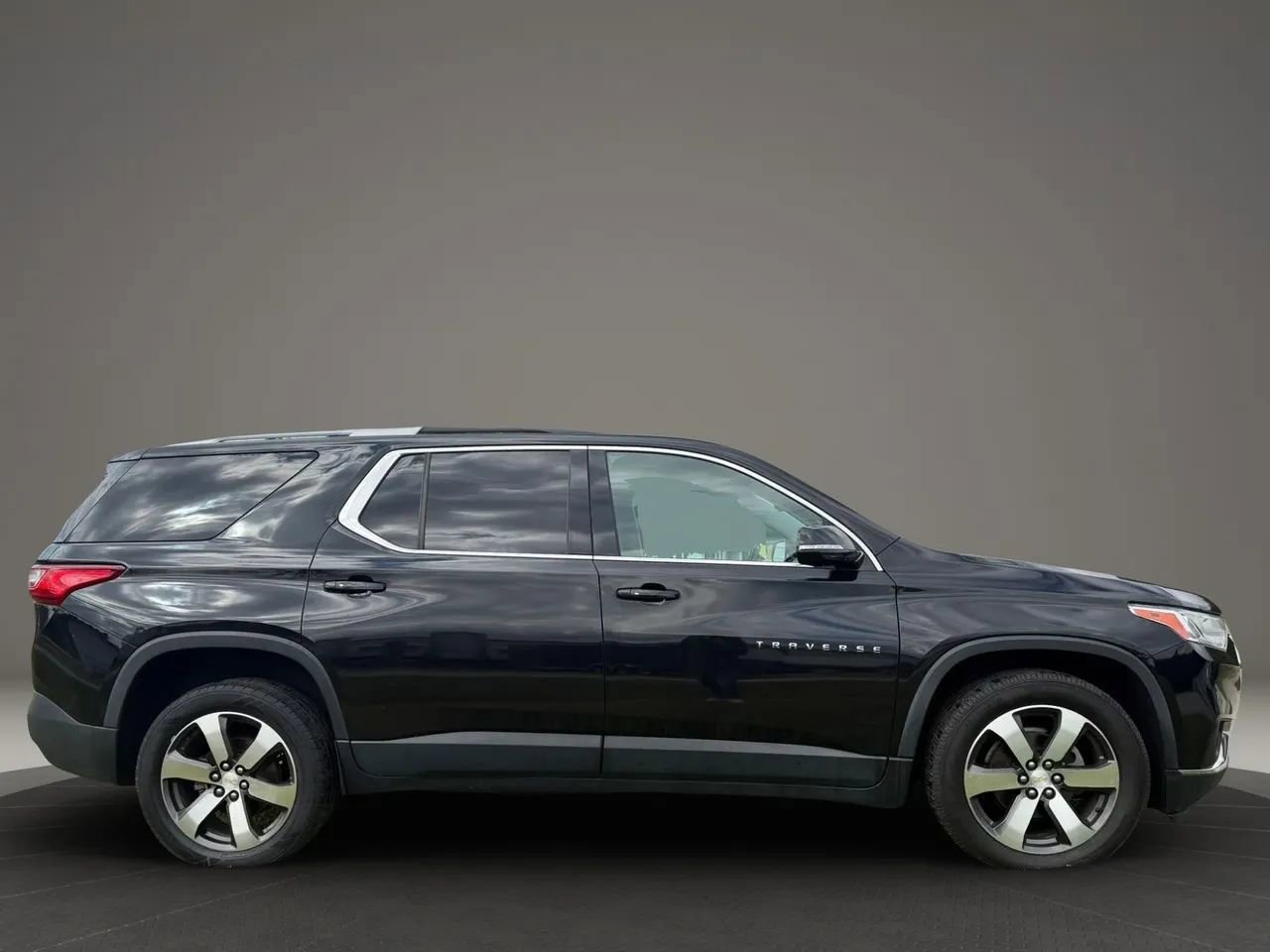 Used 2018 Chevrolet Traverse LT image 6