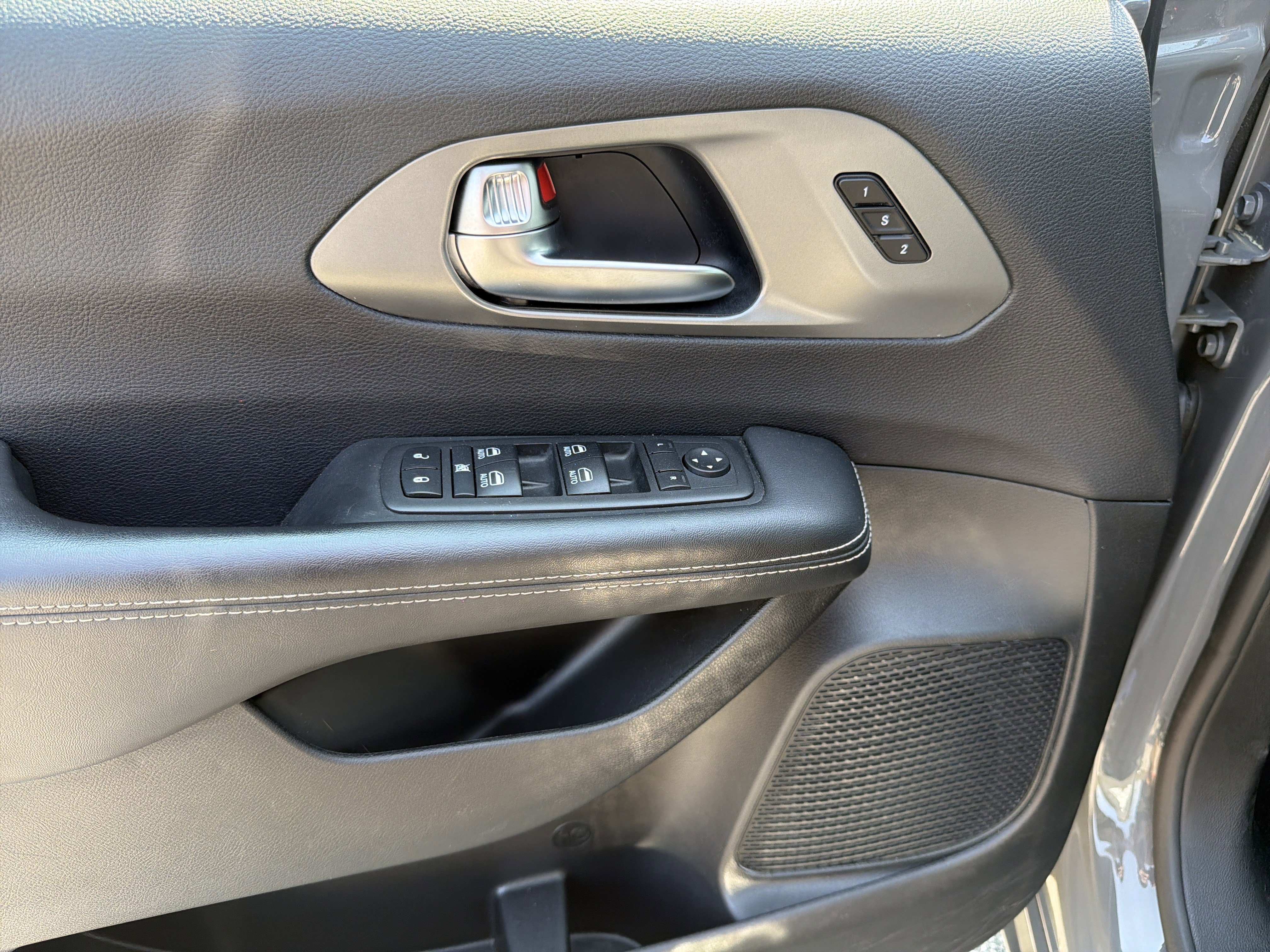 Used 2025 Chrysler Pacifica Select image 22