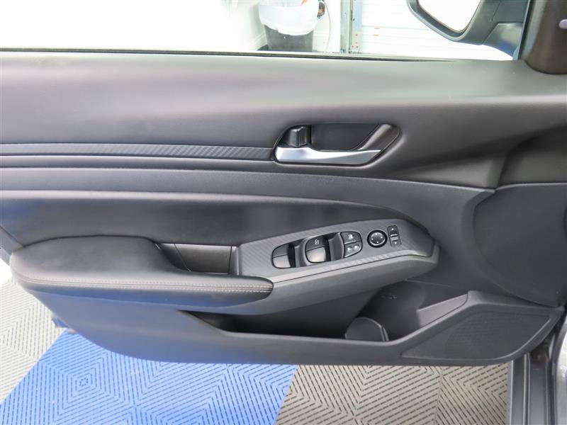 Used 2025 Nissan Altima 2.5 SV FWD image 11