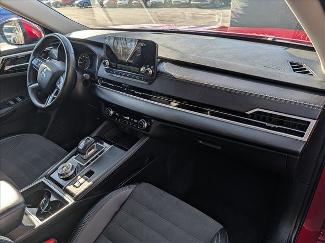 Used 2024 Mitsubishi Outlander SE image 13