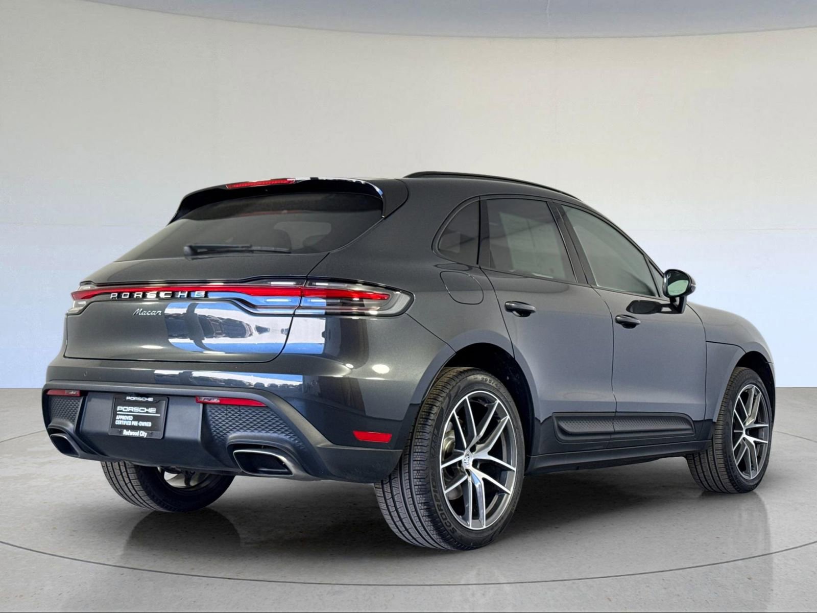 Certified 2025 Porsche Macan image 8