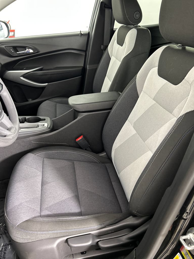 Used 2025 Chevrolet Trax LS w/ LS Convenience Package FWD image 12