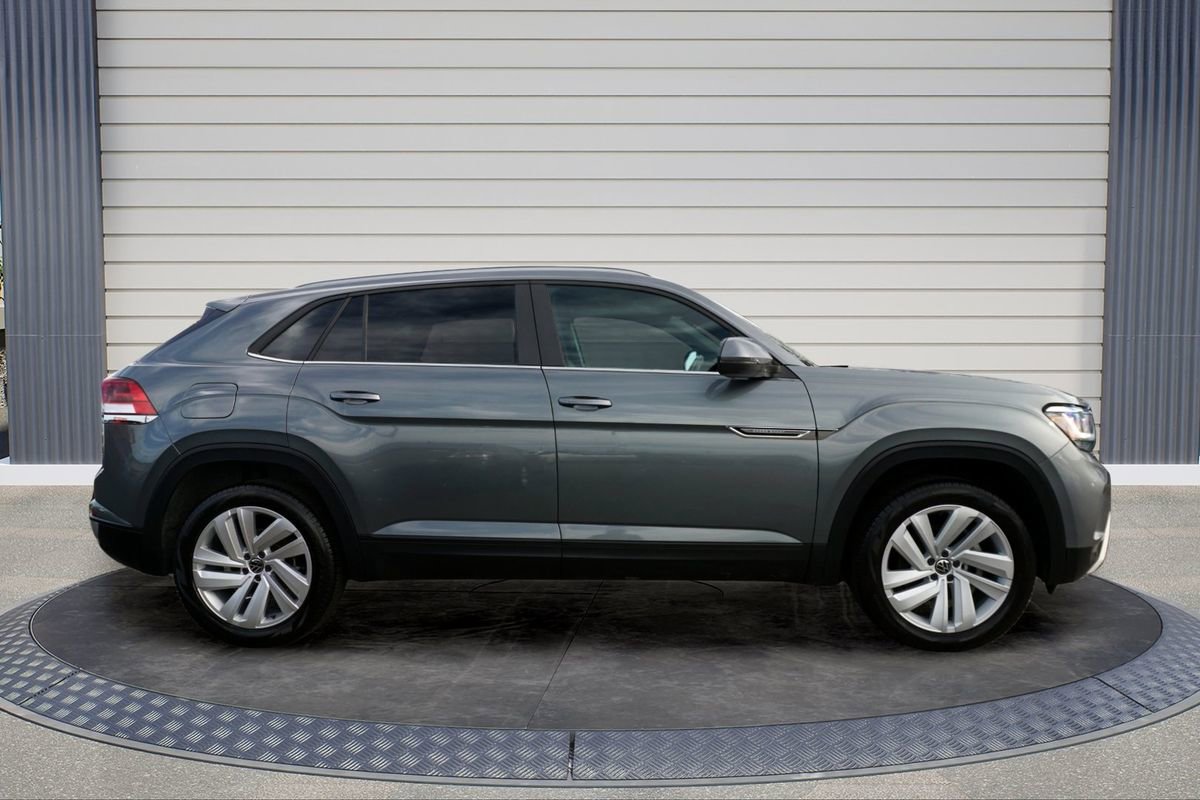 Used 2020 Volkswagen Atlas Cross Sport SE w/ Towing Package image 8