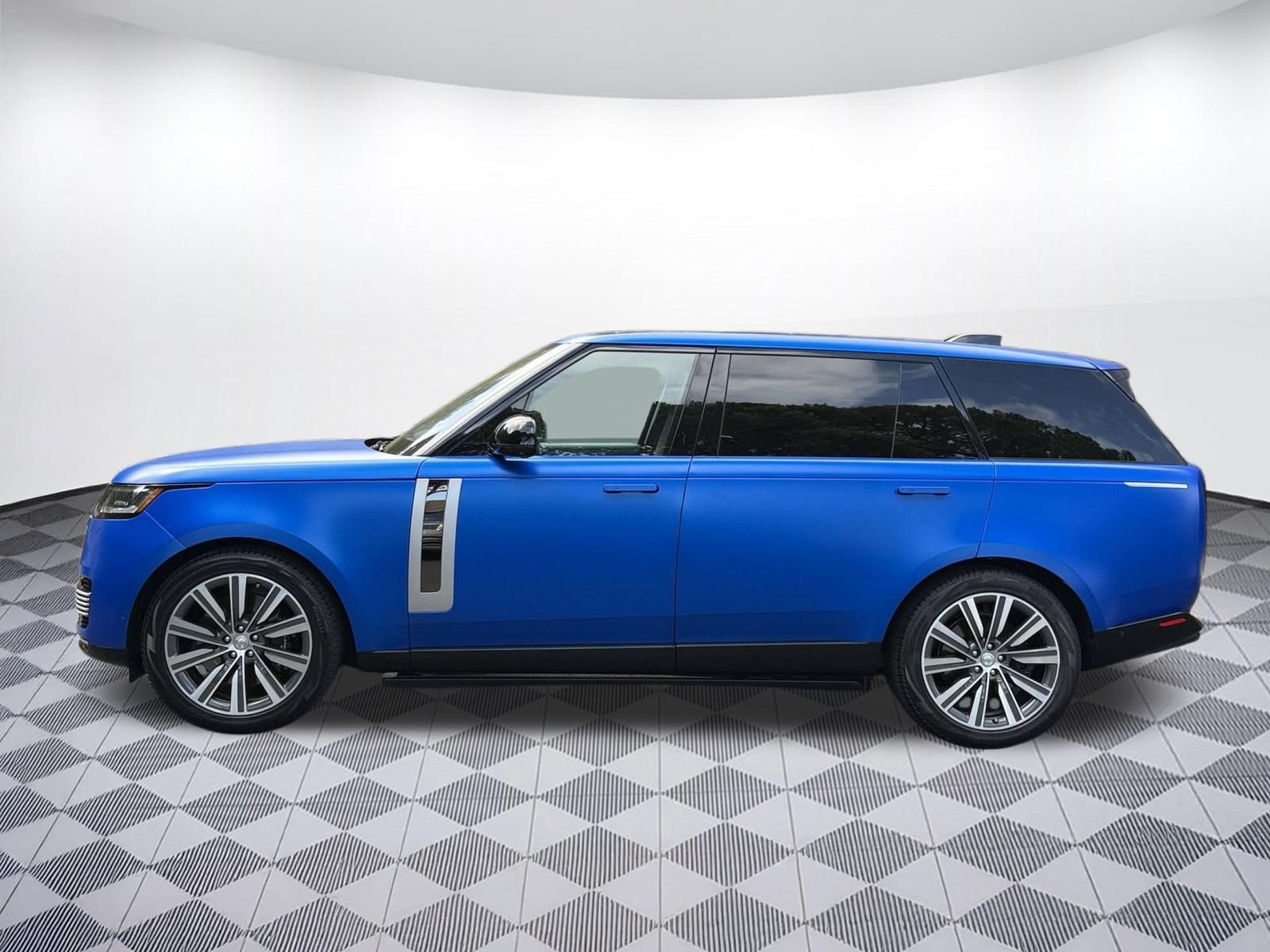 Used 2023 Land Rover Range Rover SV AWD/4WD image 2
