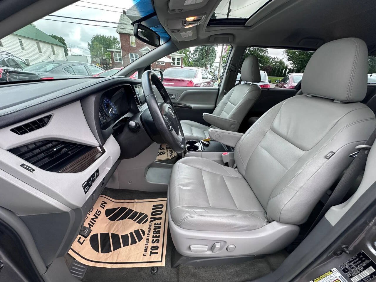 Used 2017 Toyota Sienna XLE w/ XLE Navigation Package AWD/4WD image 13