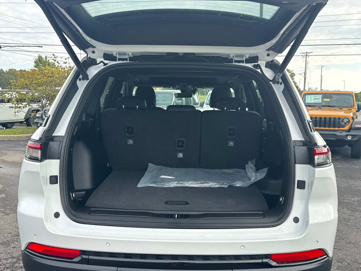 New 2027 Jeep Grand Cherokee Laredo X AWD/4WD image 16