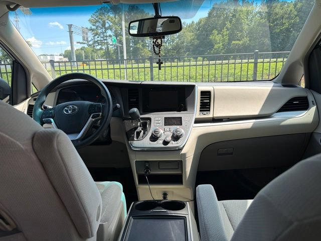 Used 2017 Toyota Sienna LE FWD image 26