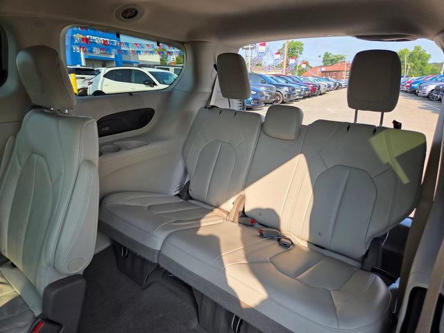 Used 2021 Chrysler Pacifica Touring-L w/ Uconnect Theater Family Group AWD/4WD image 16