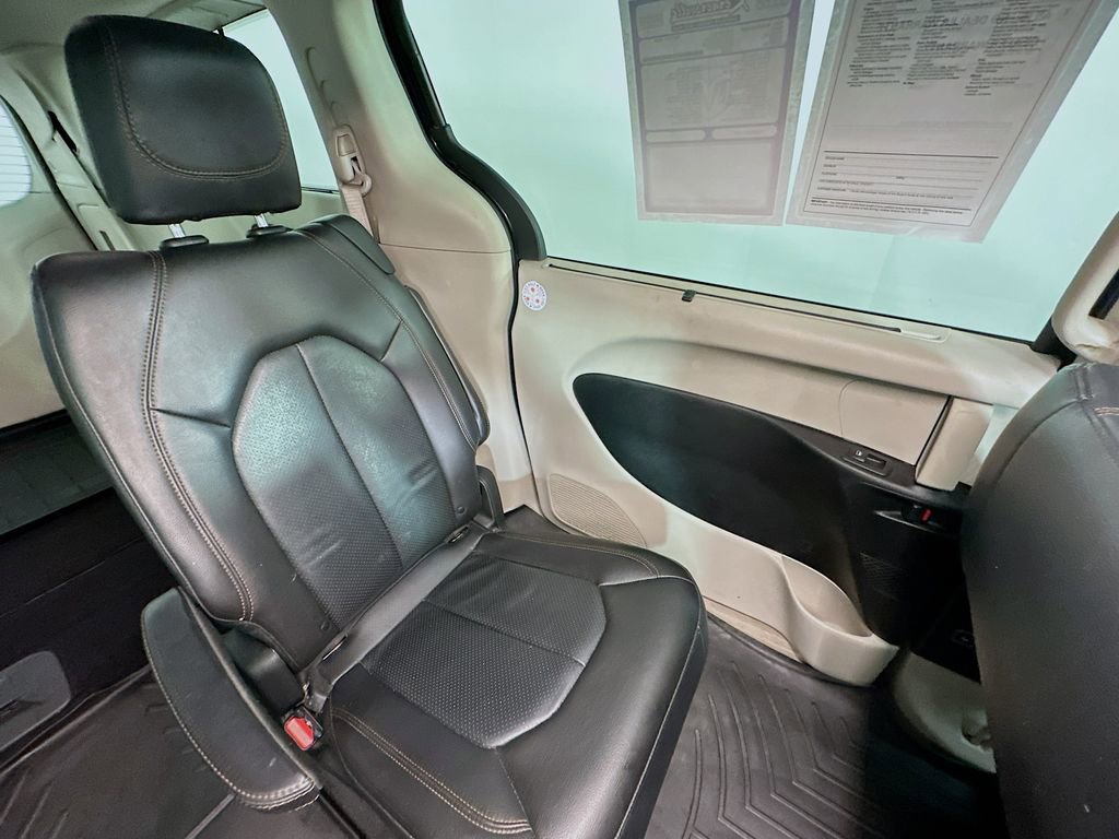 Used 2019 Chrysler Pacifica Touring-L FWD image 14