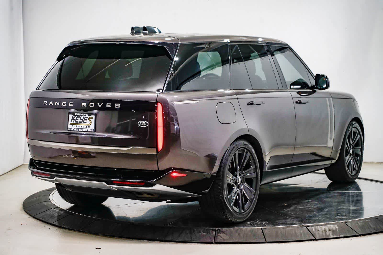 Used 2023 Land Rover Range Rover SE image 4
