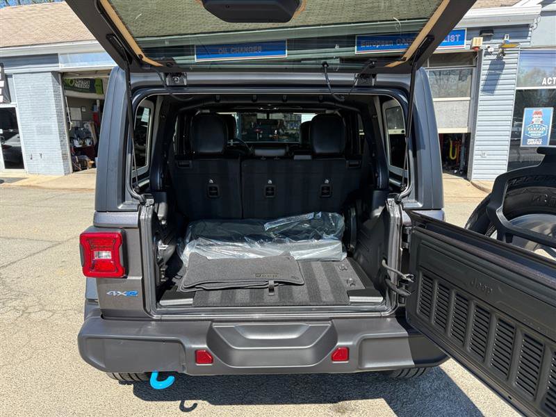 Used 2023 Jeep Wrangler Sahara AWD/4WD image 18