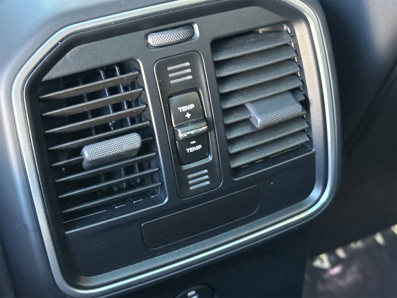 Used 2025 Porsche Macan image 15