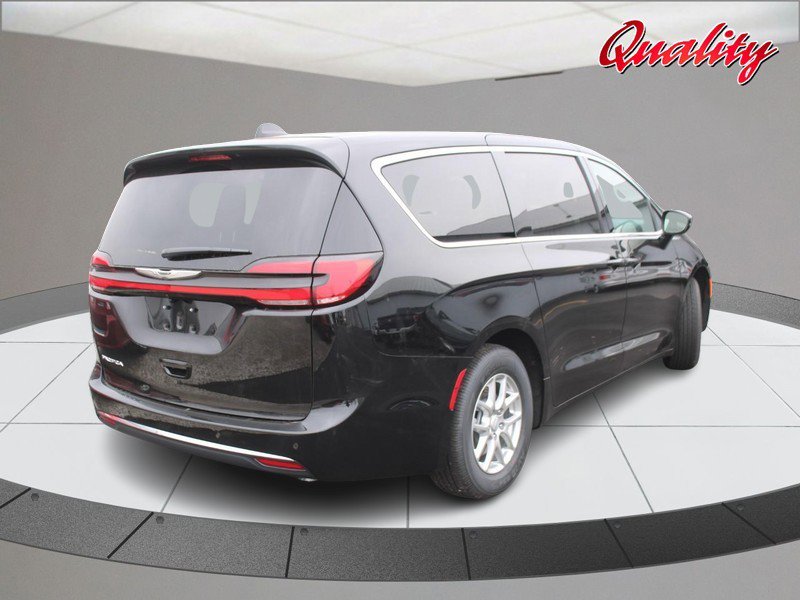 New 2026 Chrysler Pacifica Select image 3