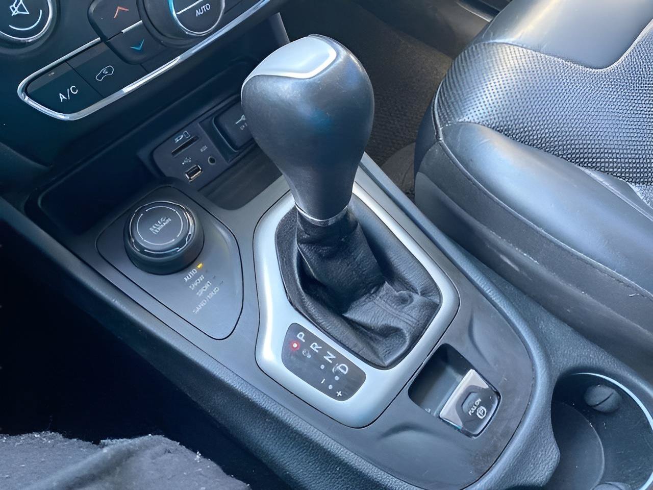 Used 2018 Jeep Cherokee Overland AWD/4WD image 39
