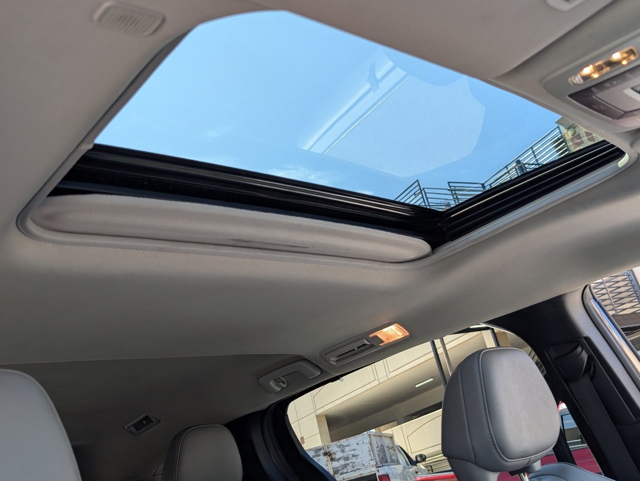 Used 2026 Toyota Sienna XLE FWD image 3