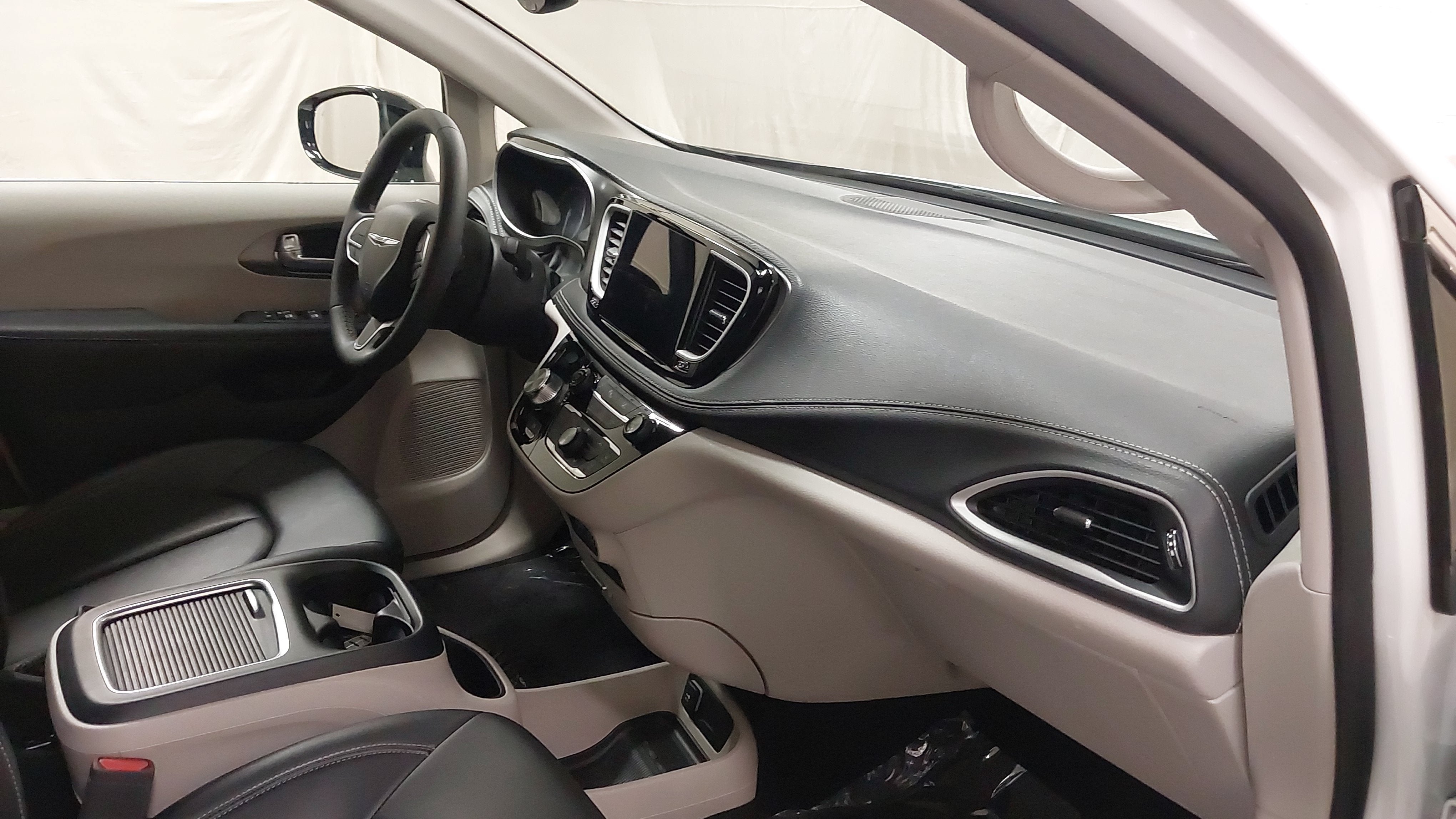 Used 2024 Chrysler Pacifica Touring-L w/ Uconnect Theater Family Group FWD image 28