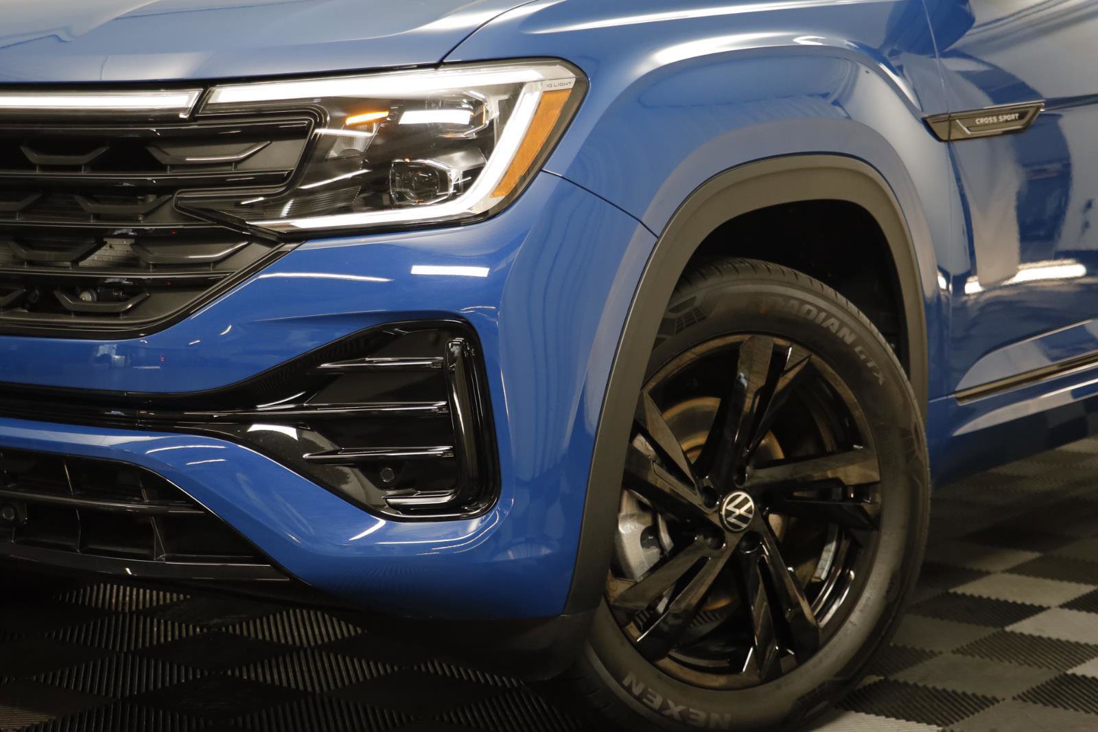 Used 2025 Volkswagen Atlas Cross Sport SEL R-Line image 3