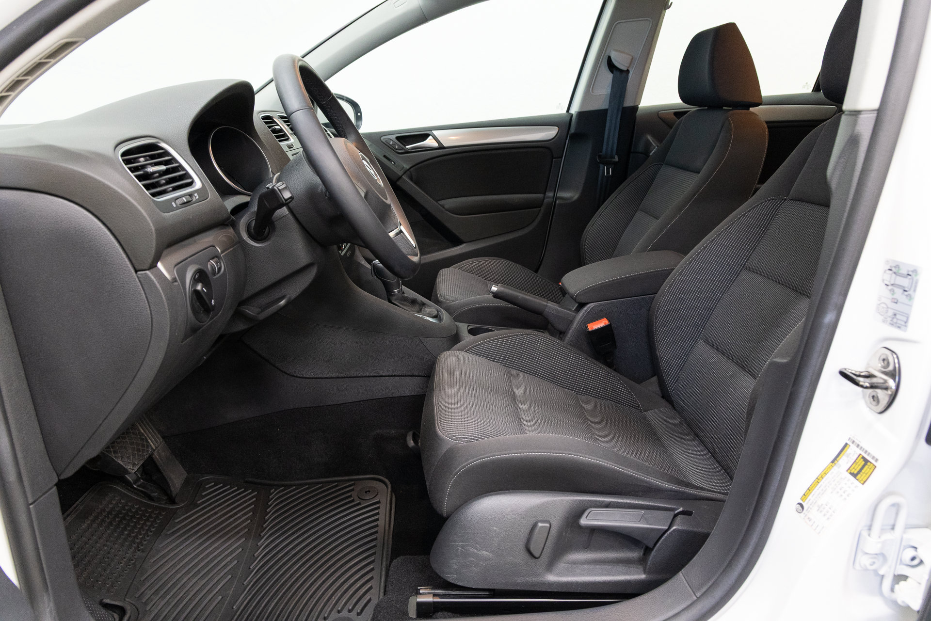 Used 2013 Volkswagen Golf 4-Door FWD image 7
