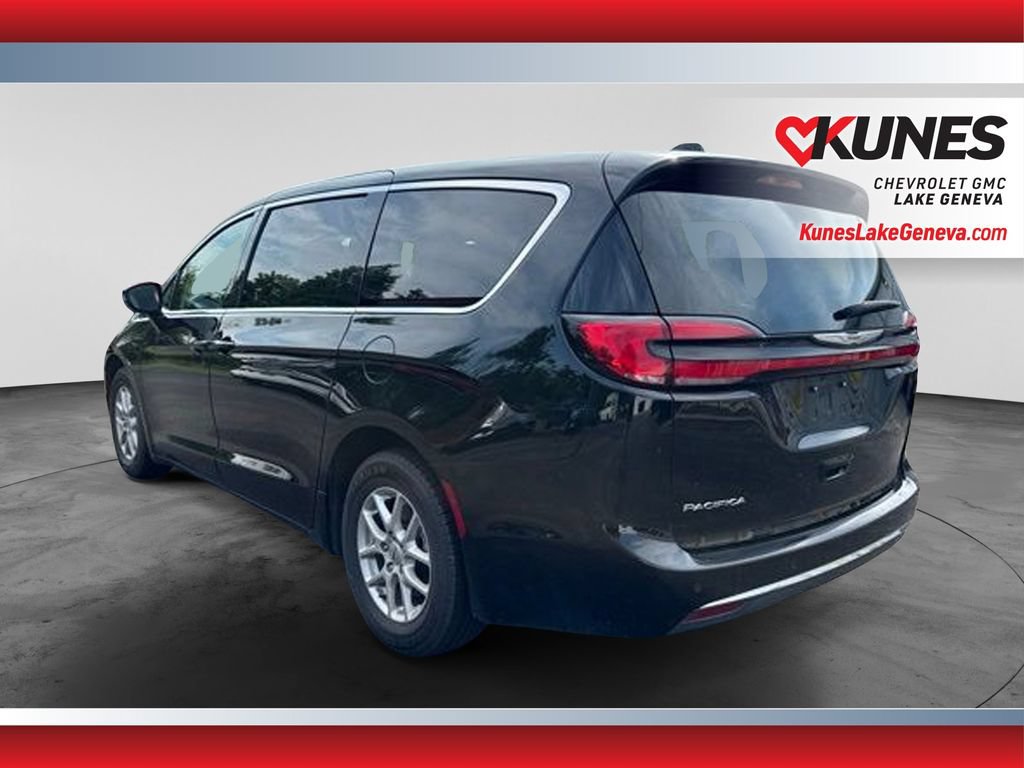 Used 2024 Chrysler Pacifica Touring-L FWD image 8
