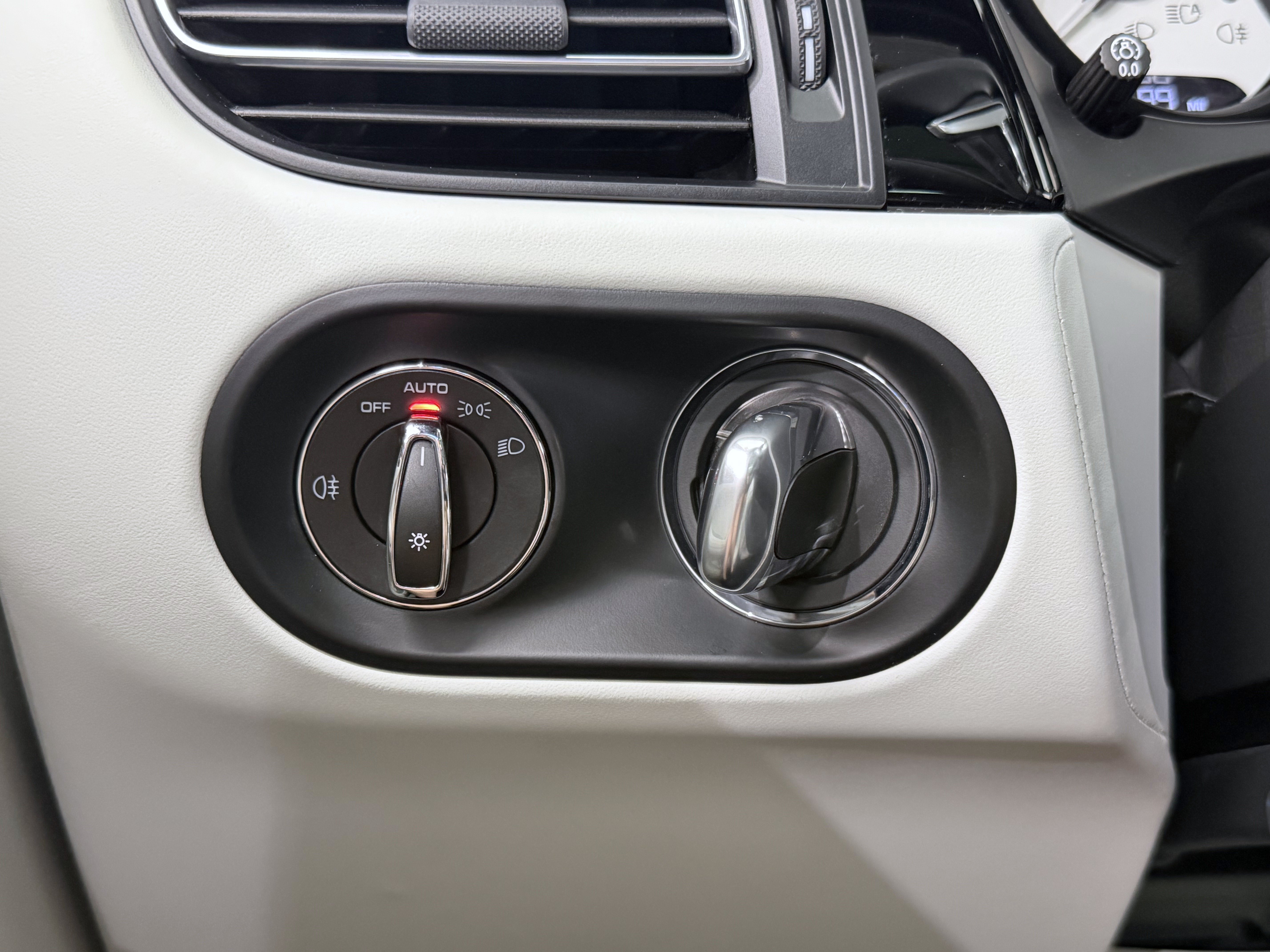 Certified 2023 Porsche Macan Turbo AWD/4WD image 52