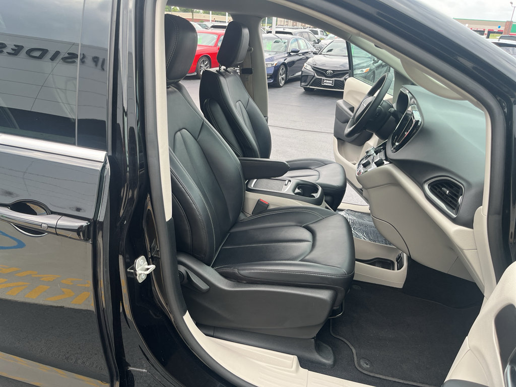 Used 2024 Chrysler Pacifica Touring-L FWD image 47