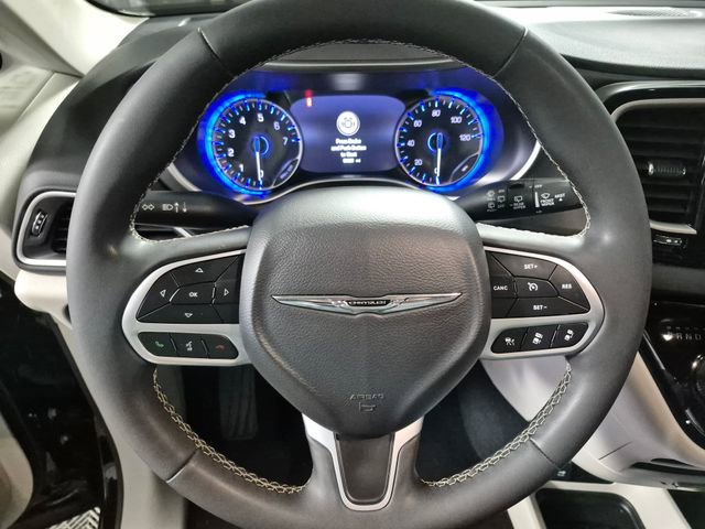 Used 2024 Chrysler Pacifica Touring-L image 11