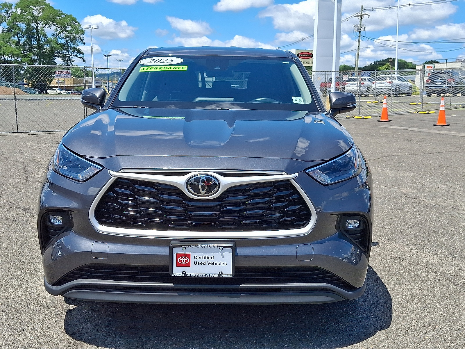 Used 2025 Toyota Highlander LE AWD/4WD image 2