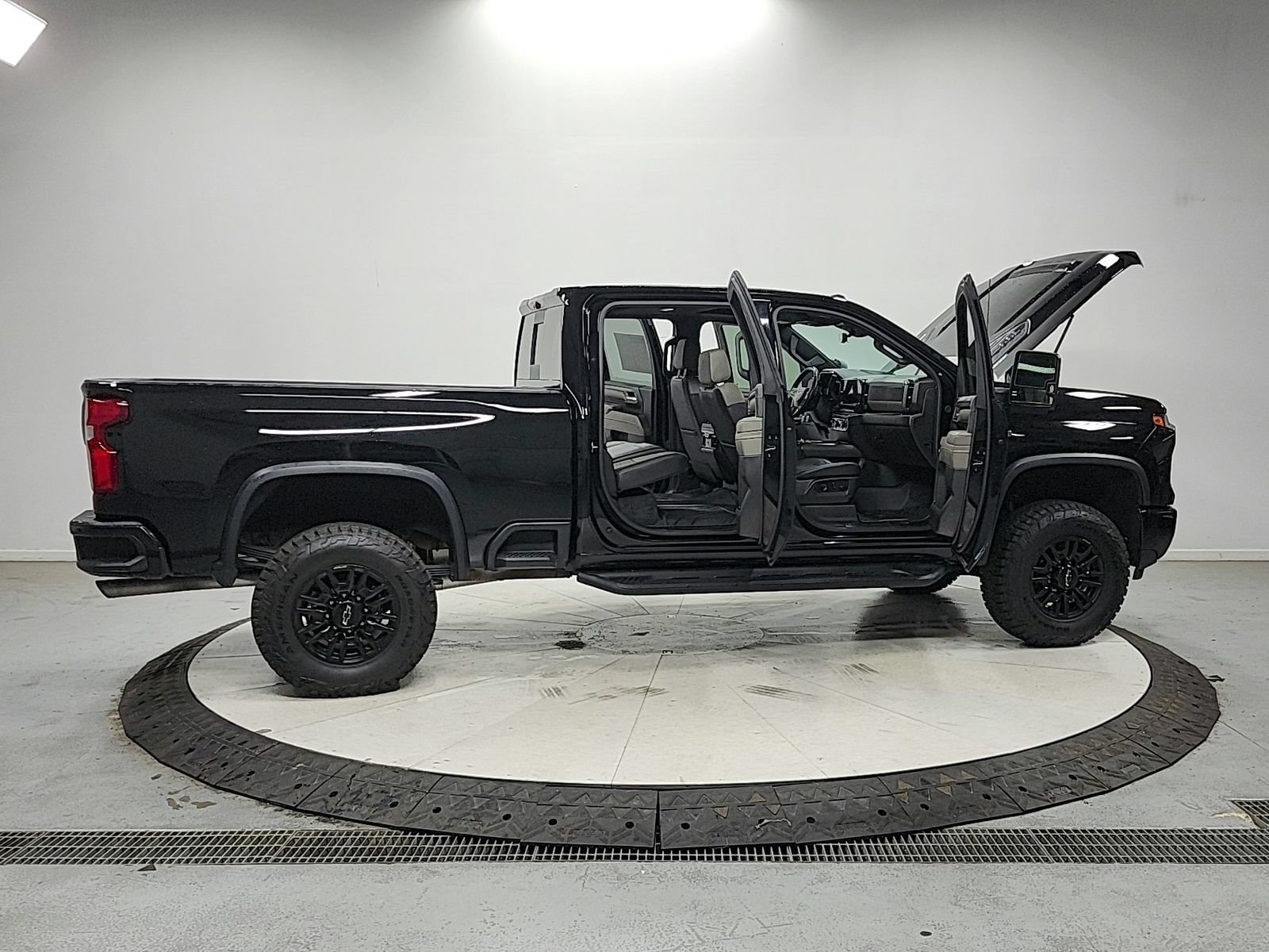 Used 2024 Chevrolet Silverado 2500 ZR2 w/ Technology Package AWD/4WD image 16