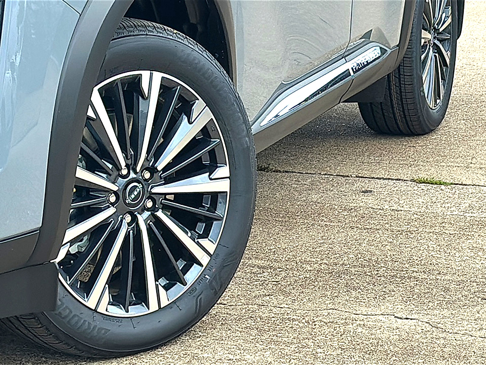New 2026 Nissan Pathfinder Platinum w/ Lighting Package FWD image 3