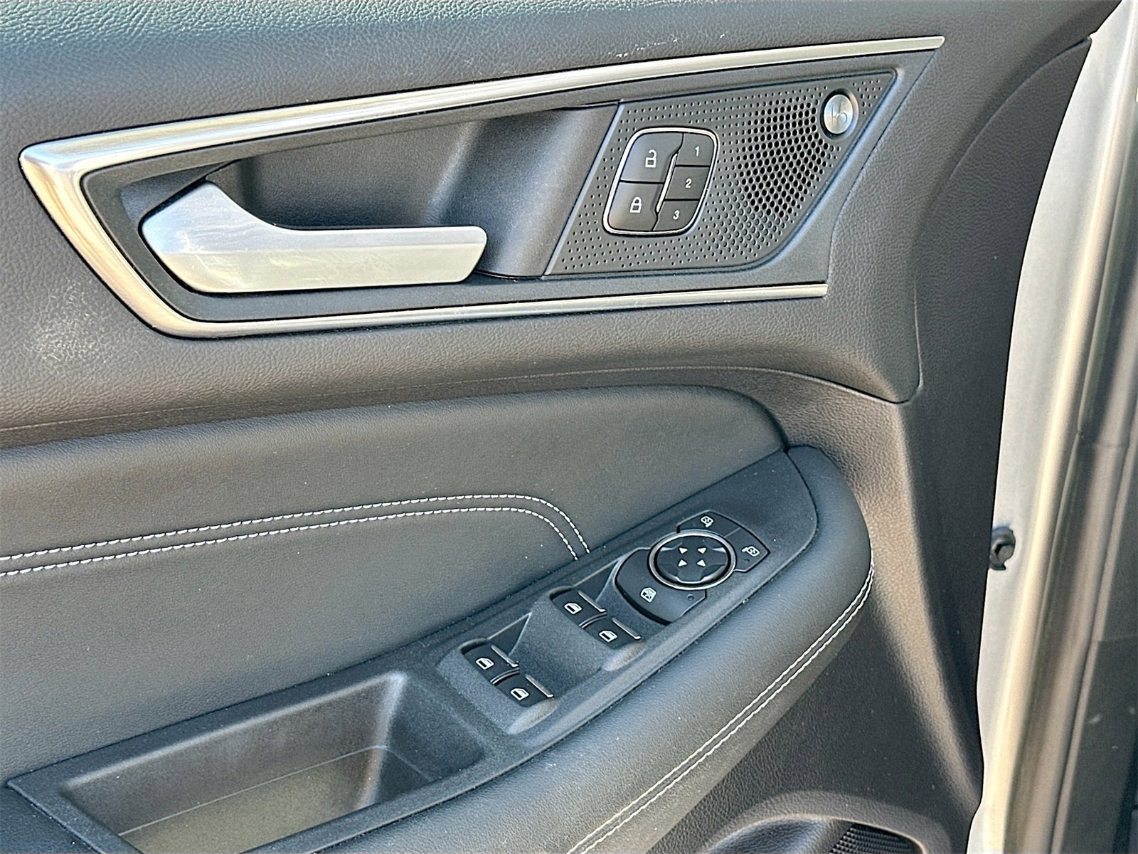 Used 2021 Ford Edge Titanium image 17