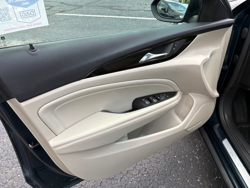 Used 2018 Buick Regal Preferred w/ Driver Confidence Package #1 FWD image 12