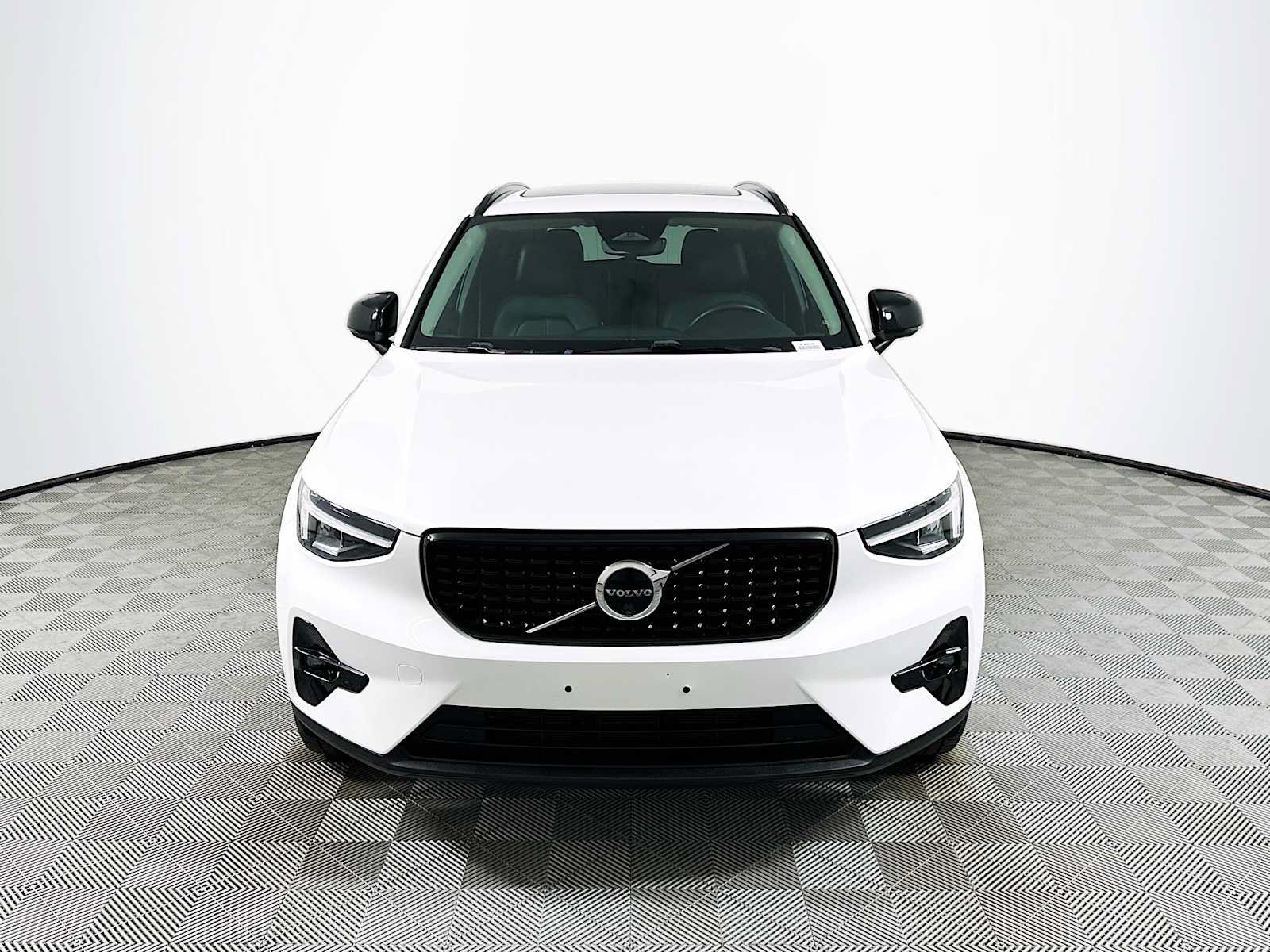 Used 2023 Volvo XC40 B5 Plus w/ Protection Package Premier AWD/4WD image 2