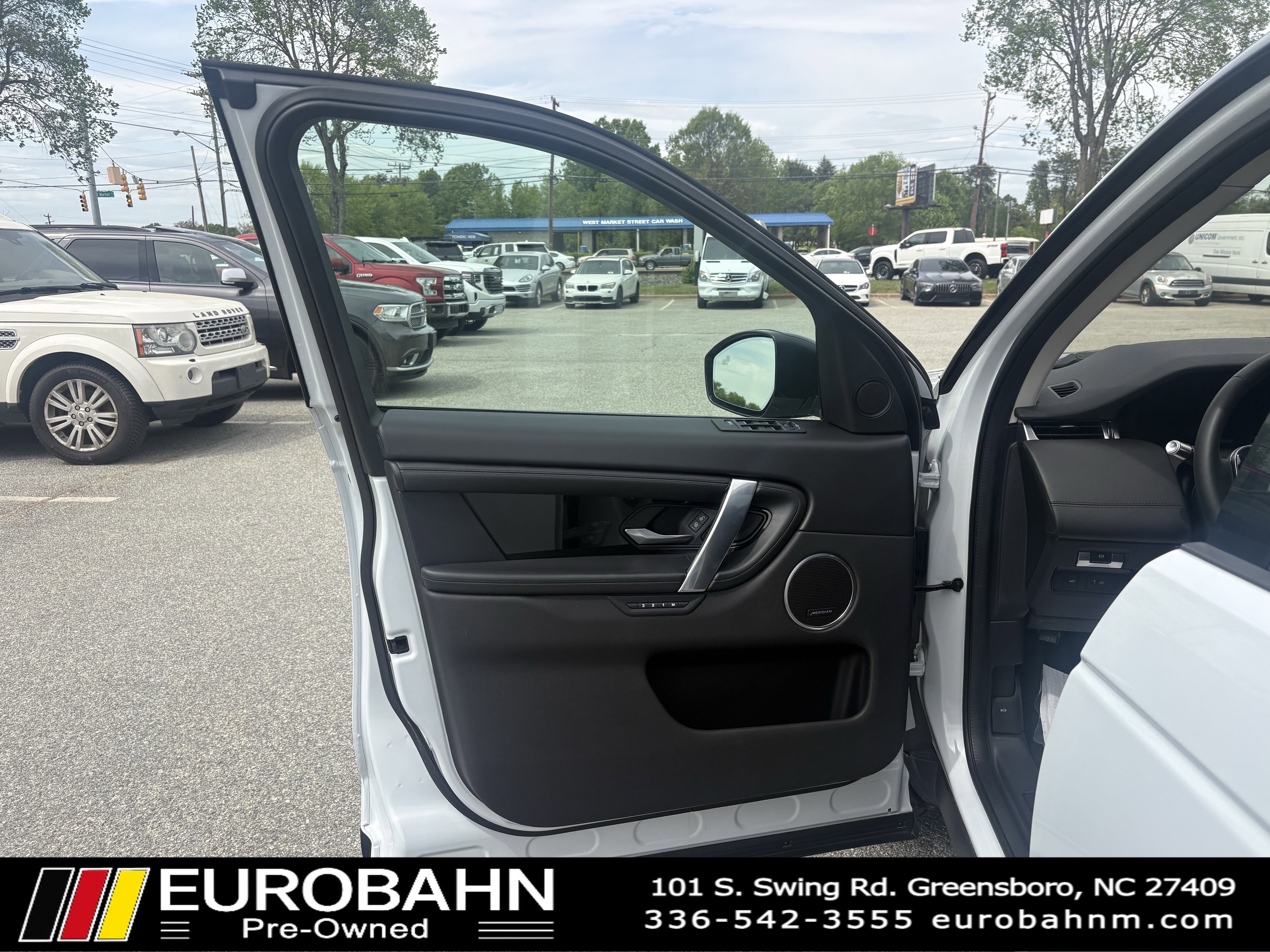 Used 2020 Land Rover Discovery Sport SE image 9