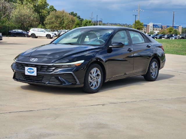 Used 2024 Hyundai Elantra SEL FWD image 3