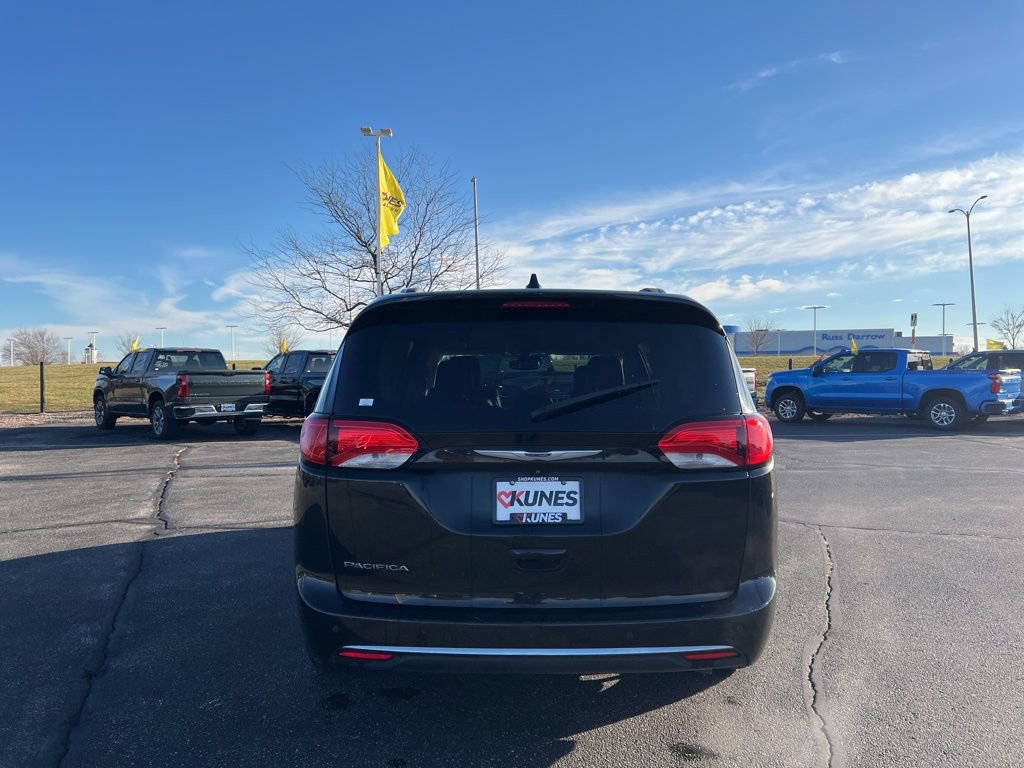 Used 2017 Chrysler Pacifica Touring-L Plus w/ Advanced Safetytec Group image 4