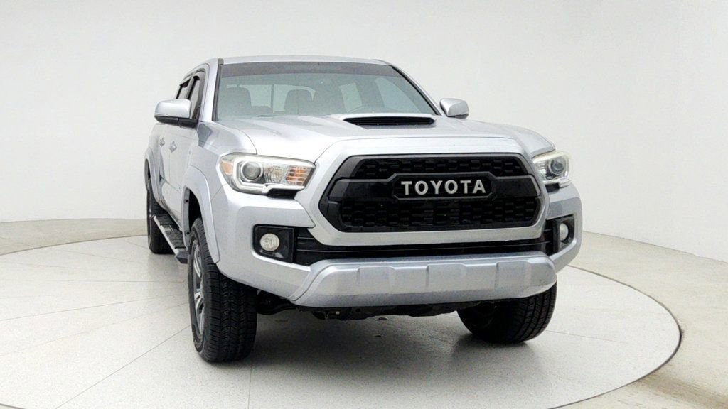 Used 2017 Toyota Tacoma TRD Sport image 2