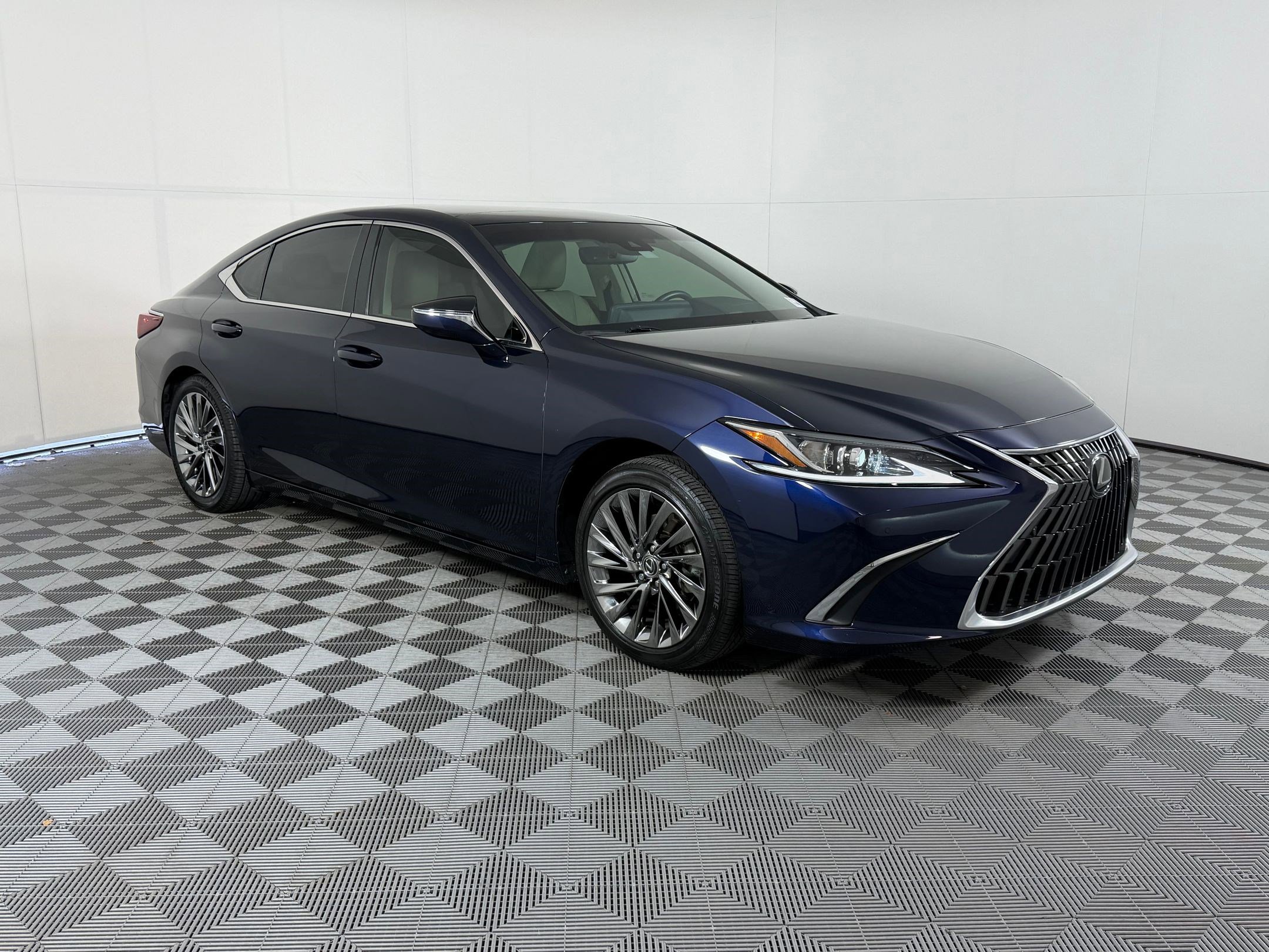 Used 2024 Lexus ES 350 w/ Technology Package image 7