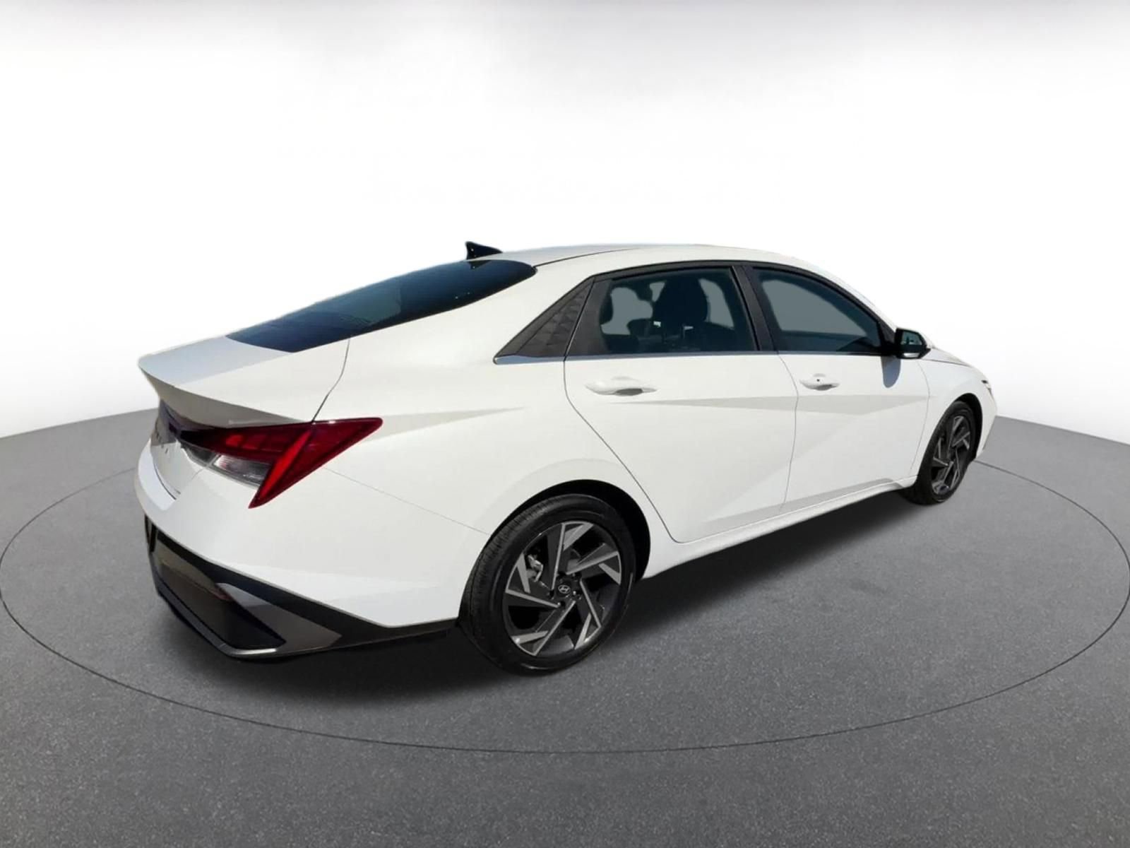 Used 2025 Hyundai Elantra SEL image 15