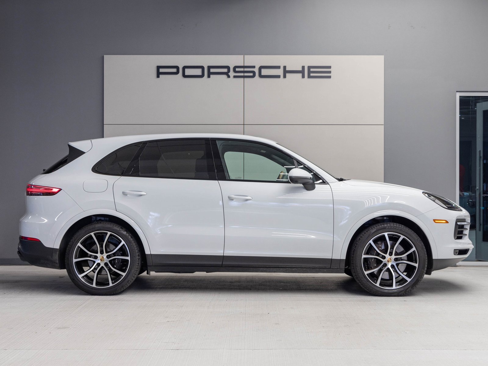 Certified 2023 Porsche Cayenne Platinum Edition image 8