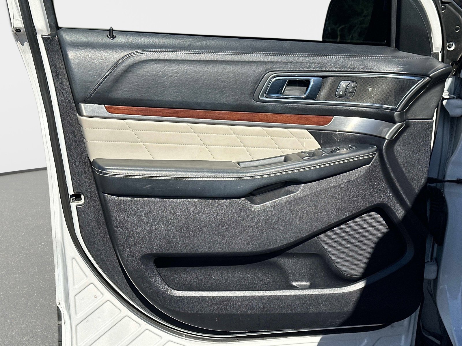 Used 2018 Ford Explorer Platinum image 17