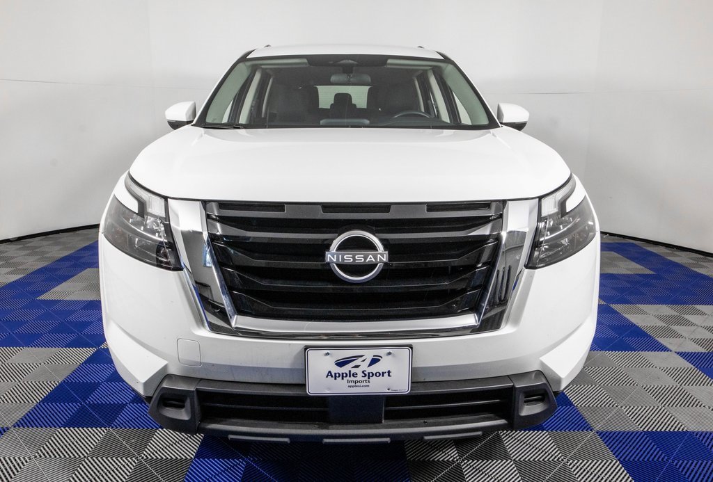 Used 2025 Nissan Pathfinder SV image 2