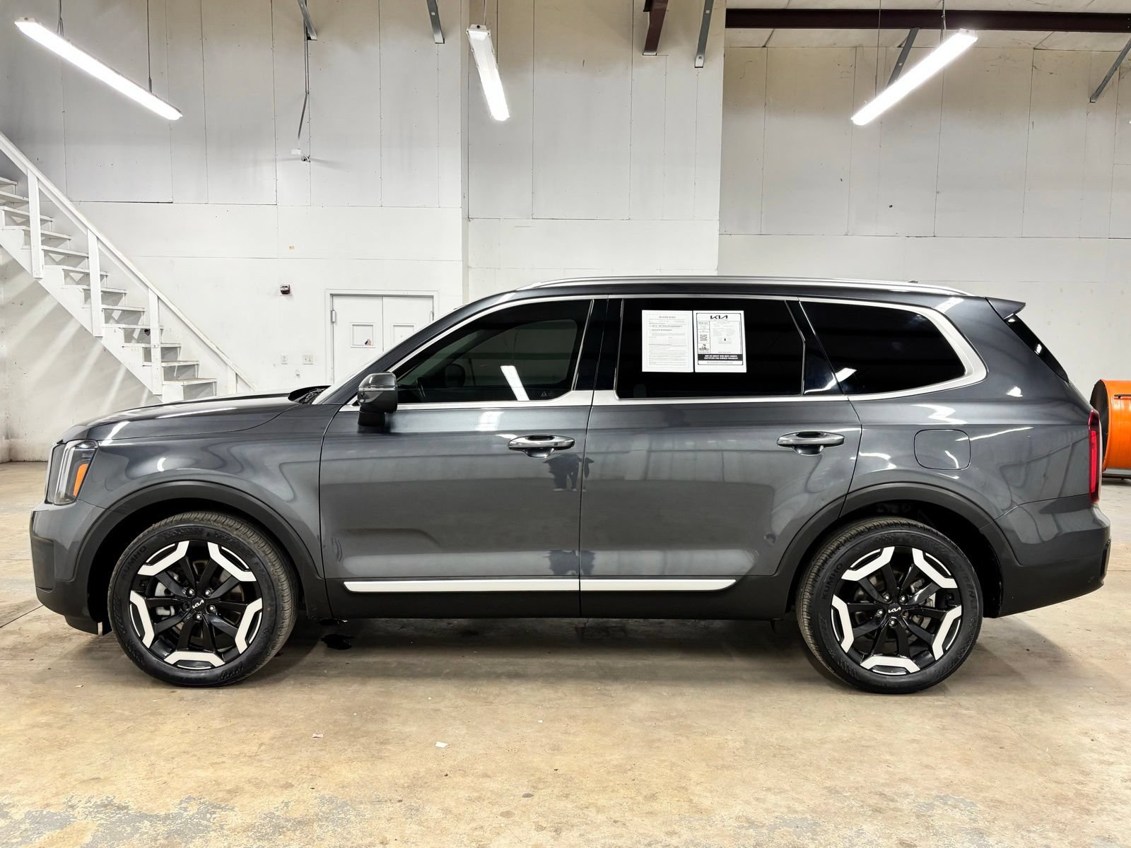 Used 2024 Kia Telluride S w/ S Sunroof Package FWD image 4