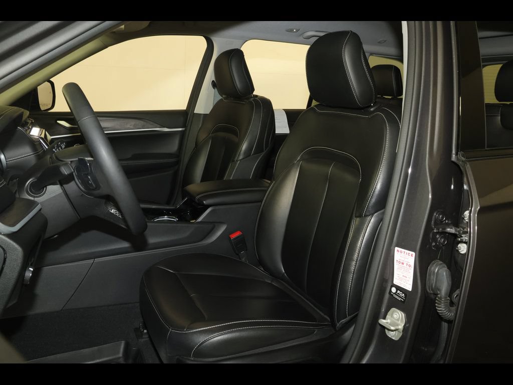 Used 2023 Jeep Grand Cherokee Limited w/ Black Appearance Package AWD/4WD image 25
